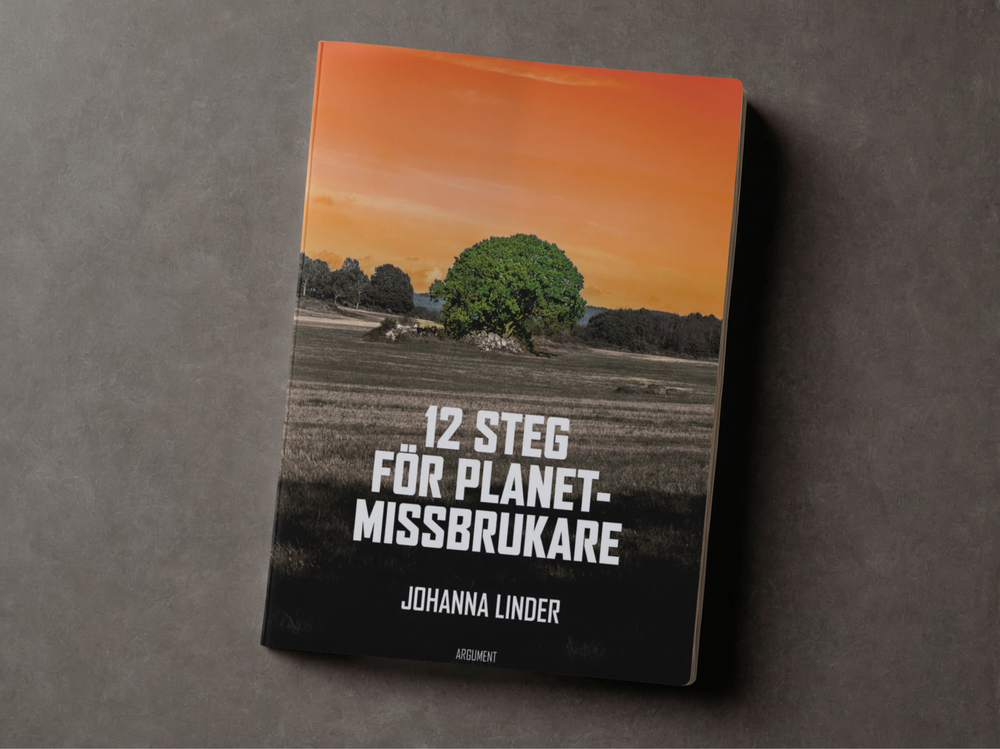 Bokomslaget till 12 steg för planetmissbrukare av Johanna Linder. Ett grönt lövträd står ensamt på ett fält under en orange himmel, medan förgrunden är grå och mörk. Boken ligger på ett grått underlag.