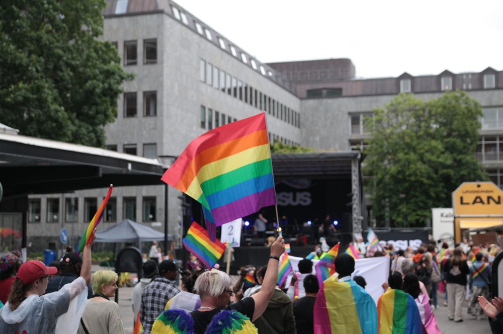 Pridetåget hälsar på.