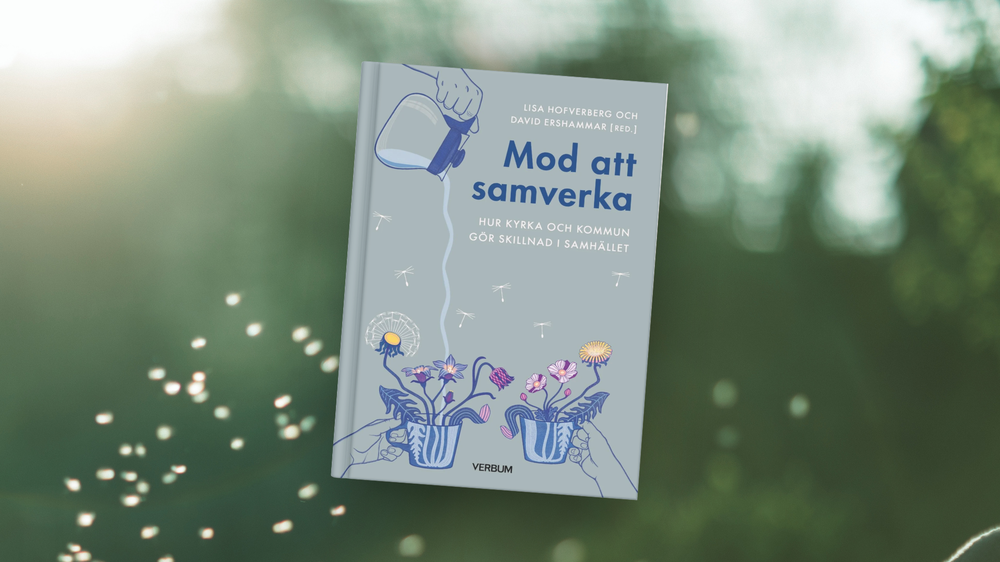 Bokomslag till ”Mod att samverka” med illustrationer av vattenkanna, blommor och händer, placerat mot en suddig grön utomhusbakgrund.