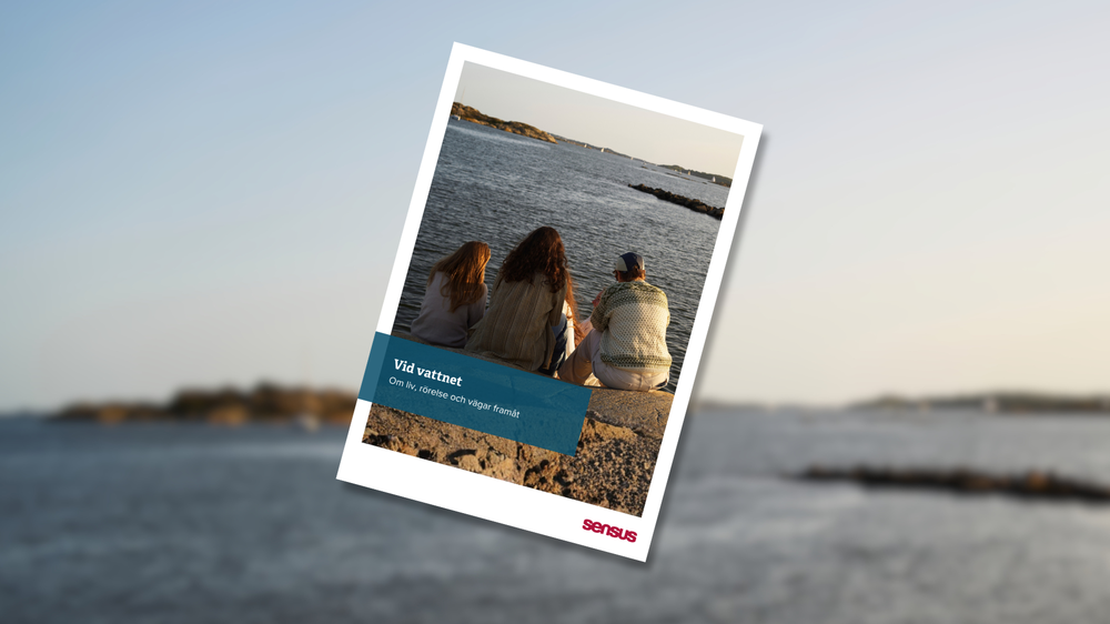 Omslag till Sensus publikation Vid vattnet – Om liv, rörelse och vägar framåt. Tre personer sitter med ryggen mot kameran och blickar ut över havet i kvällsljus.