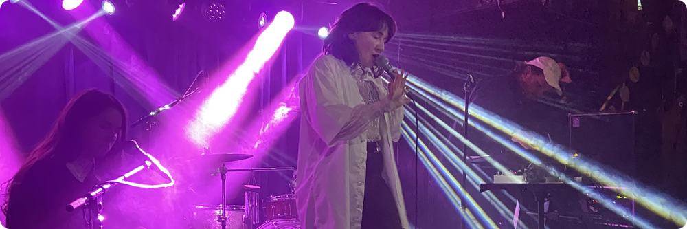 Band uppdträder på scen under en showcasefestival