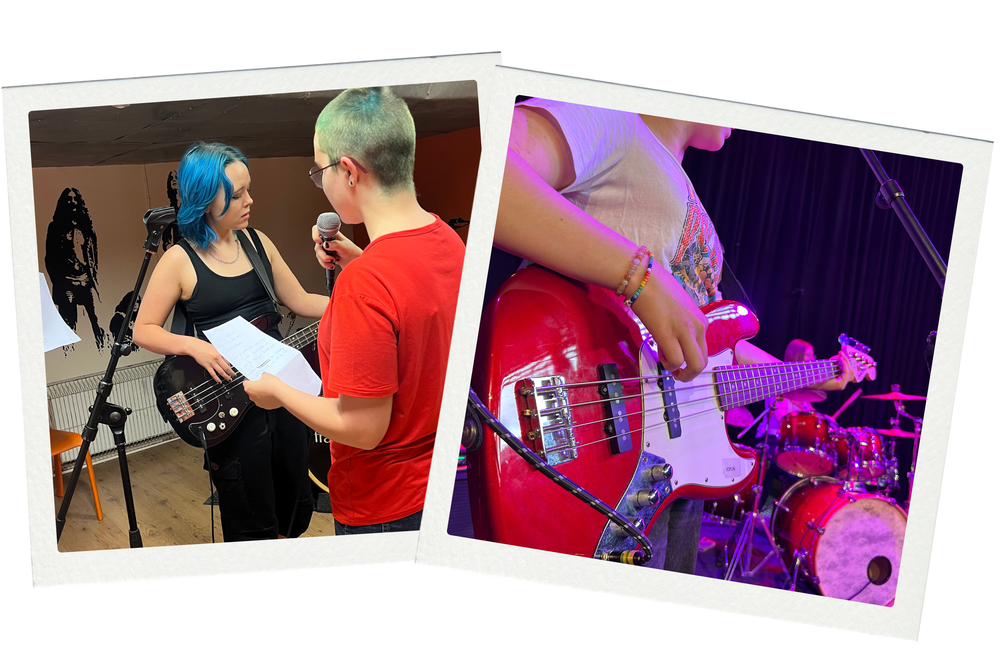 En ledare med blått hår spelar basgitarr och håller upp sångtext för en ung deltagare i mikrofonen i en replokal. På scen spelar en annan ung basist i röd elbas i blått scenljus, med trummor i bakgrunden.