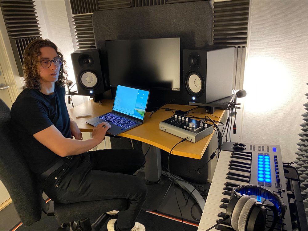 Marcus Johansson är låtskrivare från Lidköping. För honom ligger studion i Göteborg närmare till hands än STIM Room i Stockholm, och här kan han fortsätta utveckla sin musikmed sig själv vid sångmicken.